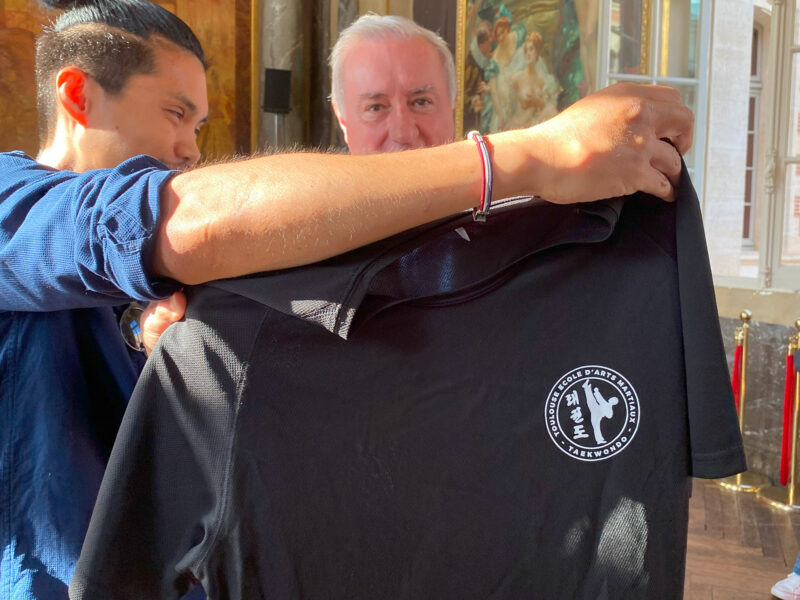 Cadeau du club à Jean-Luc Moudenc, le Maire de Toulouse