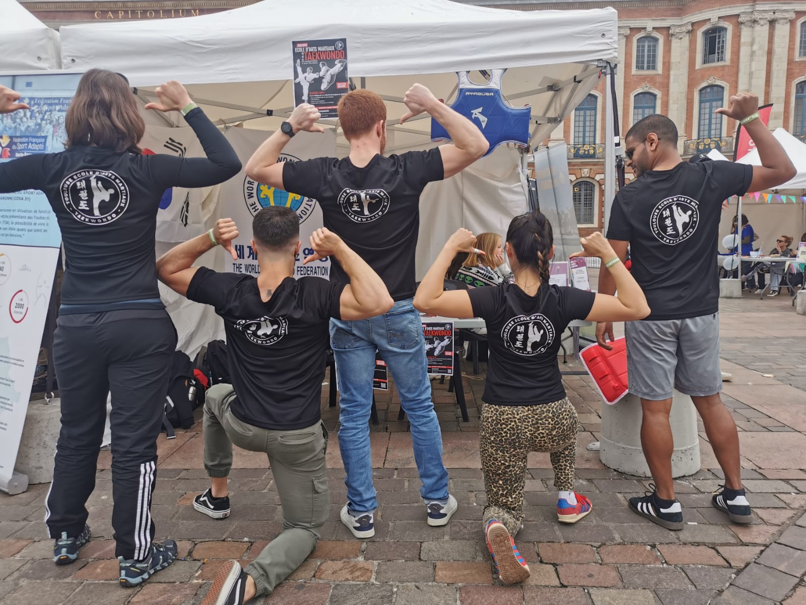 Équipe TEAM Forum des Associations avec les t-shirts du club